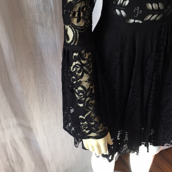 New Free People black lace split sleeve peekaboo back mini dress size 0 - Picture 3 of 7